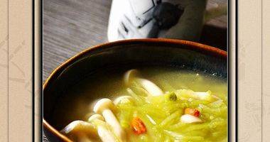 冬季快手暖身养生菜——高汤萝卜菌菇煲！