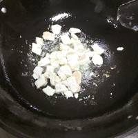 快速翻炒至鸡丁变色后，盛出待用；