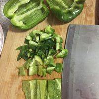 青椒切碎，鸡蛋打好，喜欢吃辣的话可以切点红碎椒在蛋液里搅拌