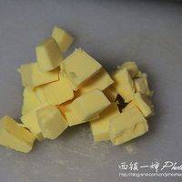 黄油从冰箱里拿出来，切成1厘米长宽的方块备用。