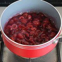 煮好的汁水倒回滤完水的樱桃里，拌匀即成樱桃派馅。做好的樱桃派馅放至
完全冷却后使用。

