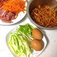 角瓜、胡萝卜、青椒切丝，同时准备好鸡蛋和桔梗，来个集体照片