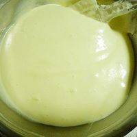 把拌匀的蛋黄糊倒入蛋白中再翻拌均匀，直到蛋白和蛋黄完全融合。