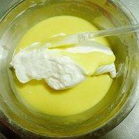 这时来拌蛋糕糊，取1/3的蛋白加入蛋黄糊中。