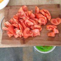 西红柿要选个大的，而且要红的，不要太软的，切滚刀，祛蒂。