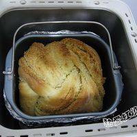 烘烤结束就及时从内胆里倒出面包，以免外皮更硬。
