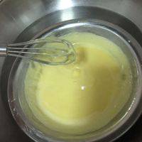 牛奶煮沸马上倒入蛋黄糊内快速搅拌 并坐入刚烧好的热水锅中继续搅拌 成糊状拿出