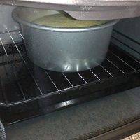 烤箱预热150℃，底层放有水的烤盘，中间层放入蛋糕，水浴法烤25分钟左右。（小烤箱温度较高，不需要太久。）