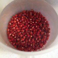 取50g左右的红豆洗干净，清水泡了一白天。