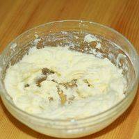 酥皮原材料(酥皮：黄油50g、糖粉50g、鸡蛋2个、低筋面粉110g)所需的黄油常温下软化，用手动打蛋器打散，然后加入糖粉打至发白