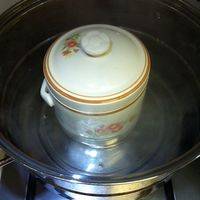 锅里的水烧开后将炖盅放入转小火炖1个半小时即可。