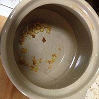 砂锅加入5碗清水，开始炖掰碎的金耳！开锅文火2个小时。
