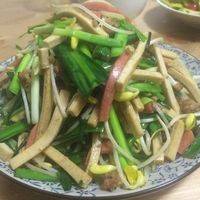 热锅冷油…七成热的时候下火腿丝，煸香，加生抽，糖，9成熟的时候下豆芽和韭菜…以豆芽不再四面八方乱支棱为准…起锅
