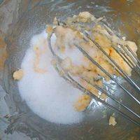 黄油提前室温融化然后加入白糖搅打均匀。