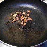 过一会之后，猪油就被煎出来了，肥肉会变成焦黄色的，将油渣子捞出，直接用猪油来炒菜