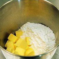 将糖粉过筛后与缸中的黄油中速混合均匀，再快速打至颜色乳黄发白色，体积比较蓬松，而且能带出毛尖来；