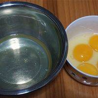 一个鸡蛋和三个蛋黄打在一个盆，另三个蛋清打在另一个干净无水无油的盆里。
