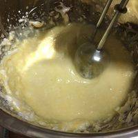 最后将打发好的奶油加入混合奶酪糊里拌匀，提拉米苏慕斯液完成。