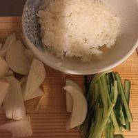 准备剩米饭一小碗。鹌鹑蛋煮好，剥皮备用。黄瓜切丝，香肠切块，洋葱切丝