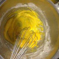 蛋黄倒进去搅匀。