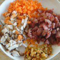 把胡萝卜去皮洗净，香菇洗净，蒸好的香肠和榨菜全部切碎