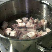 汤锅做一锅水，凉水下肉；

