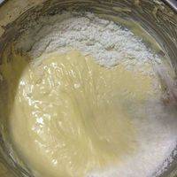 将低筋面粉和玉米淀粉过筛加入面糊里 搅拌均匀