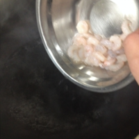 腌制好的虾仁倒入煮开水的锅里焯一下。