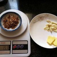 处理配料：红糖切碎，蒜瓣拍碎、姜切片。
