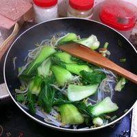 把绿豆芽和青菜入锅炒，快熟时放入适量盐