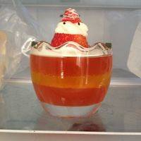 把剩下的草莓QQ糖水倒入鸡蛋壳模具，放冰箱冷藏。