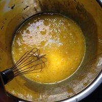 蛋黄加入玉米油和牛奶搅拌均匀，之后加入糖粉