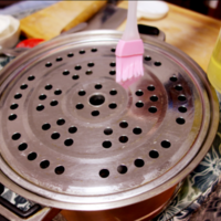 发面的时候可以把蒸锅准备出来，倒上水，上下俩篦子(bi zi)刷上食用油，防止面粘在上边