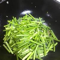 放入蒜薹；