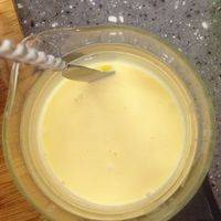 牛奶，淡奶油，砂糖，筛入低粉。混合加热至砂糖融化，晾凉。蛋黄打散，分次加入。过筛变顺滑。备用