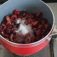 去核后的樱桃放入锅中，加入60克细砂糖和60克水。
