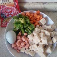 胡萝卜丁先入锅翻炒至变色，加入馍花，炒至馍花边成金黄色，滴一俩滴老抽，翻炒均匀。再依次加入青椒丁，火腿肠丁，榨菜丁和已经炒好的鸡蛋，翻炒均匀。加入适量盐调味。