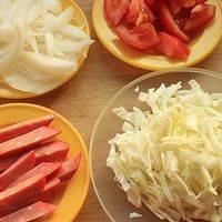 红肠切条,番茄切成小块,洋葱和卷心菜切丝

