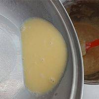 煮好的牛奶和黄油搅匀顺着刮刀均匀的淋在蛋糊表面，用同样的手法切拌均匀。