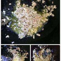 锅内放油八成热时下肉末，炒变色后加入姜蒜末酱油蚝油胡椒粉继续翻炒三分钟。