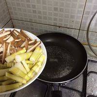 油热之后将笋、豆干下锅，笋断生后放入盐、胡椒粉、鸡精等调味品