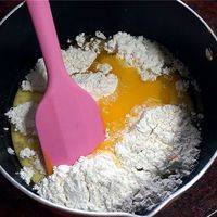 将蛋白和蛋黄分离。往4个蛋黄里加入低筋粉，花生油，盐，纯牛奶。