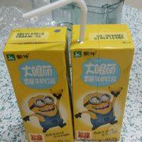 酸奶两盒。以往都是我自酿酸奶，今天要回家没时间，用喜欢的小黄人香蕉奶替代！