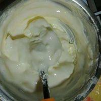 依次加入淡奶油，酸奶搅拌均匀，一样一样的加，搅拌均匀再加入另一样