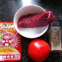 饧发面团的同时制作馅料：备好乌江榨菜、牛肉、番茄。