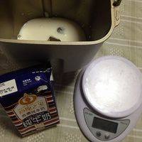 先在松下面包机105中加入蛋白液，牦牛奶，淡奶油，糖，盐

