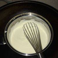 牛奶加奶酪，隔水融化，搅匀至细滑无颗粒