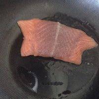 将三文鱼放入平底锅，小火煎制。