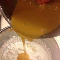 芒果糊加入淡奶油搅拌均匀，做成慕斯糊