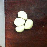 大蒜子切碎，随意切一下不用太碎。